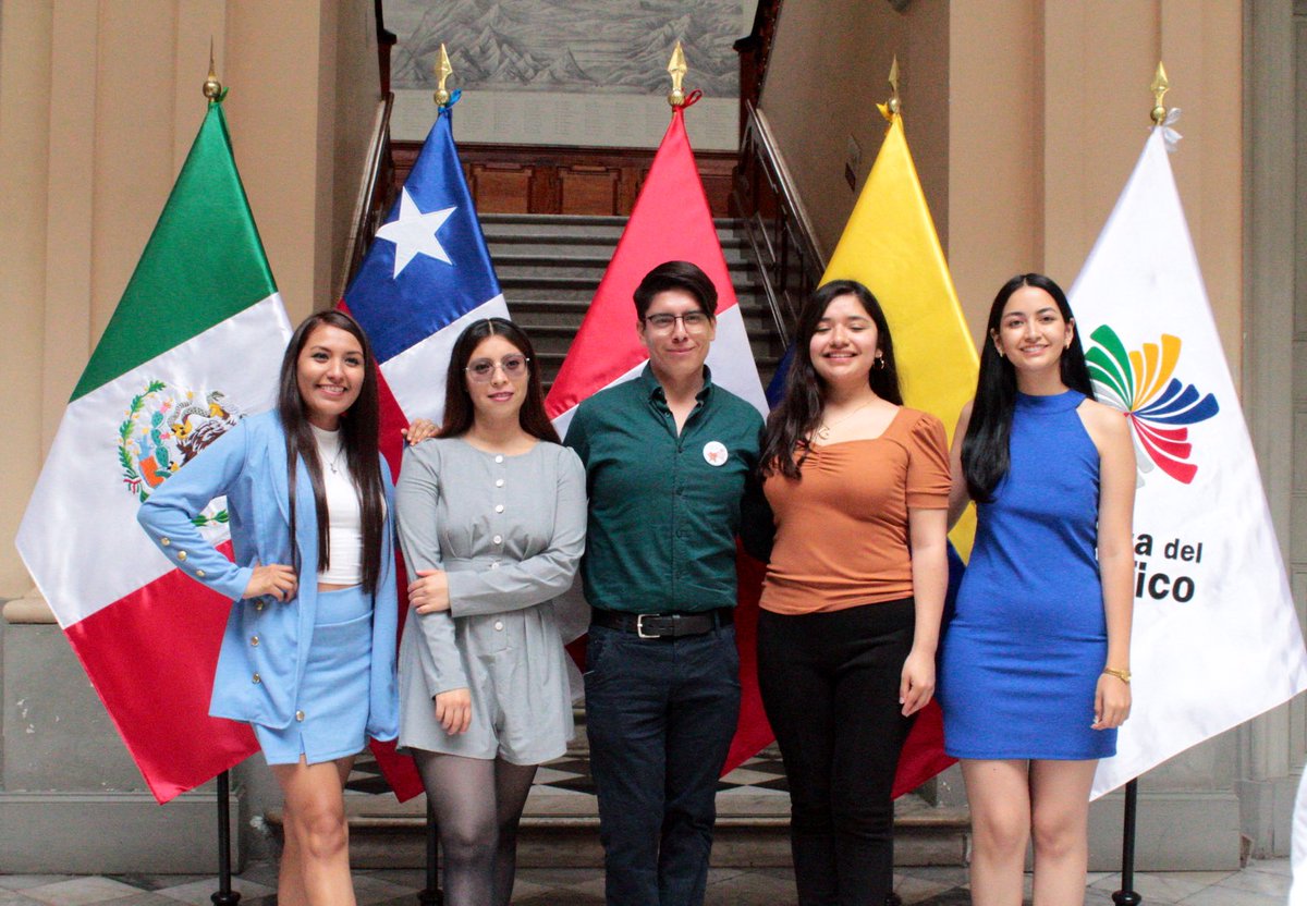 A_delPacifico's tweet photo. Conoce a las y los jóvenes de Chile 🇨🇱, Colombia 🇨🇴, México 🇲🇽 y Perú🇵🇪 que participarán del proyecto “A-Gente de Cambio” de @senaju para la promoción de la salud mental de adolescentes y su comunidad, en el marco del programa de Voluntariado Juvenil de la #AlianzaDelPacífico. https://t.co/Y19u2rC6XX