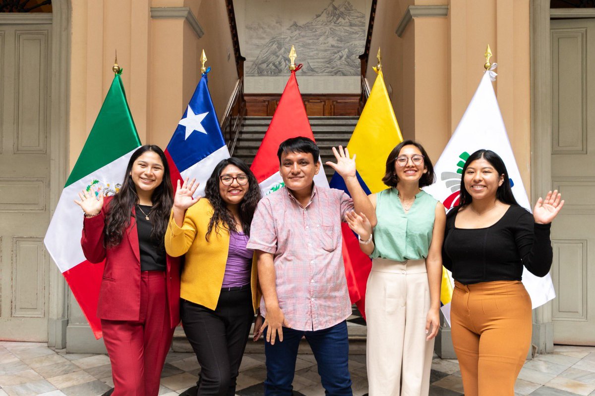 A_delPacifico's tweet photo. Conoce a las y los jóvenes de Chile 🇨🇱, Colombia 🇨🇴, México 🇲🇽 y Perú🇵🇪 que participarán del proyecto “A-Gente de Cambio” de @senaju para la promoción de la salud mental de adolescentes y su comunidad, en el marco del programa de Voluntariado Juvenil de la #AlianzaDelPacífico. https://t.co/Y19u2rC6XX