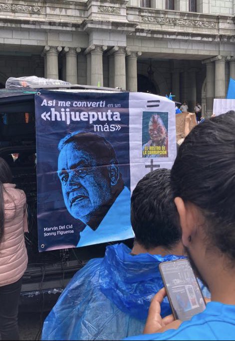 Sonny_Figueroa's tweet photo. El #LibroDelCombo estuvo presente en la #PlazaDeLaConstitución el pasado 2 de septiembre. Miles de guatemaltecos protestaron en contra de la gestión de #ConsueloPorras como jefa del #MinisterioPúblico https://t.co/14tz4dn0EN