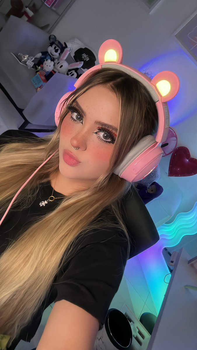 arigameplays's tweet photo. Vamos a darle a Los Sims uwu 
Vente ya ando en vivo 💘 https://t.co/4vuStnAmuB
