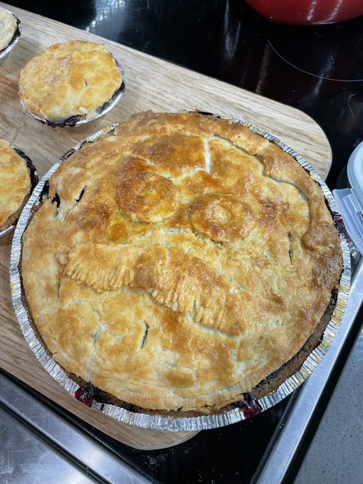 I&rsquo;d like to take a minute to show off @MrJDScott&rsquo;s handiwork. 🤣 He baked a delicious blueberry pie along<a class="tags" target="_blank" title="On Twitter" href="/?out=eyJ0eXAiOiJKV1QiLCJhbGciOiJIUzUxMiJ9.eyJpYXQiOjE3MjE0MTM5NTMsImlzcyI6InR3cG9ybnN0YXJzLmNvbSIsIm5iZiI6MTcyMTQxMzk1MywiZXhwIjoxNzUyOTQ5OTUzLCJyZWRpcmVjdF91cmwiOiJodHRwczovL3R3aXR0ZXIuY29tL01ySkRTY290dCJ9.cVv-GAhilNcssOFGIziKc_mkGReVhD1gt6epqcQIKvRiPboAtSaMh6OIqV3aCBZownhOORp_vXHT0xxna_xxbQ">@MrJDScott</a>