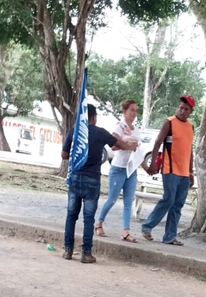 MoconaFB's tweet photo. Coordinadora comunal Darién de Mocona FB en acción de volanteo , conciencia y participación del pueblo contra la Miner y su nuevo contrato. https://t.co/fN2oK4V3M3