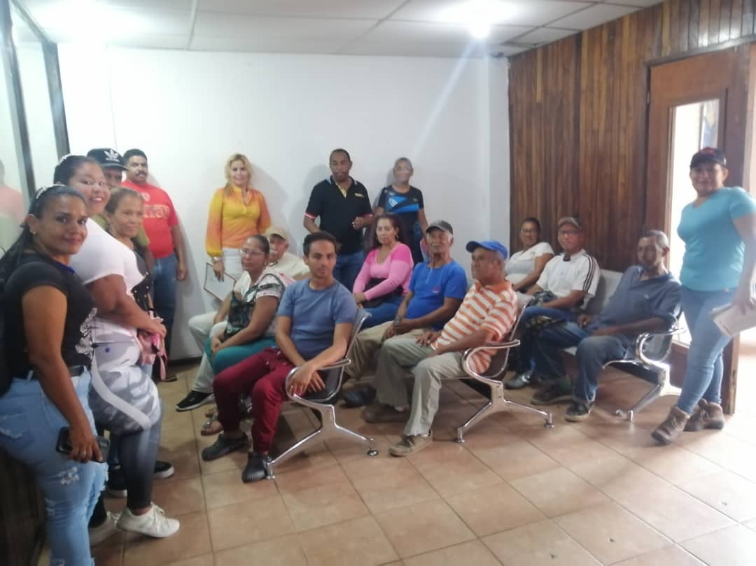 PsuvTejerias's tweet photo. Mesas de trabajo para fortalecer la articulación entre las distintas instituciones del estado para el tema vivienda en la nueva #Tejerias junto a @regulolacruz @Soykarinacarpio @NicolasMaduro @IMVillarroel1 https://t.co/vDiA2Wdx8M