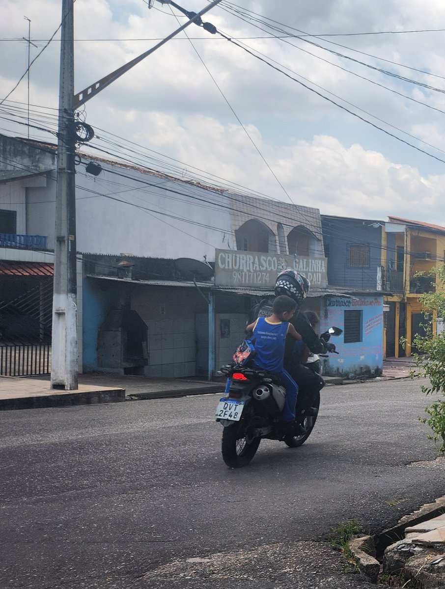 ulhapredada's tweet image. Belém não é pra amadores..
Policial e flagrado carregando duas crianças sem capacete e uma estaria no tanque da moto...