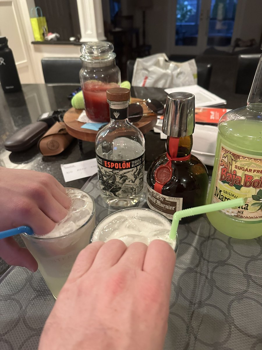 CitrusSage1's tweet photo. 4 finger typa night. So back #tappedin https://t.co/WxiRzdSYyd