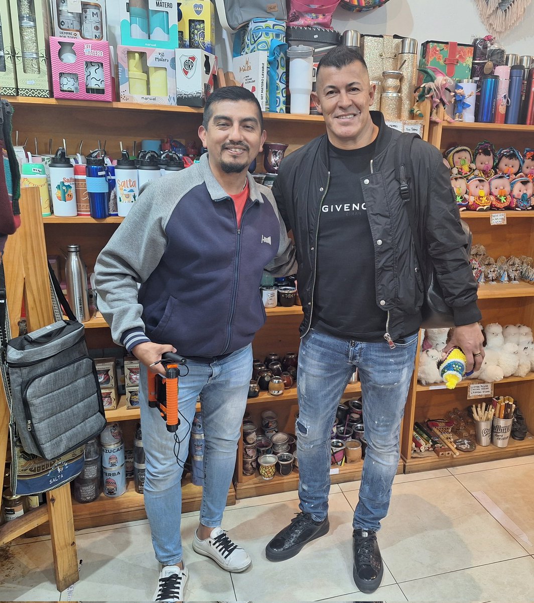 GuDeport's tweet photo. Jorge Almiron, DT de @BocaJrsOficial, está en Salta. Vista a un familiar y respira el tiempo del Milagro en nuestra ciudad @elexpresosalta @FM899 @tv_milenium https://t.co/3QjFNGBcUT