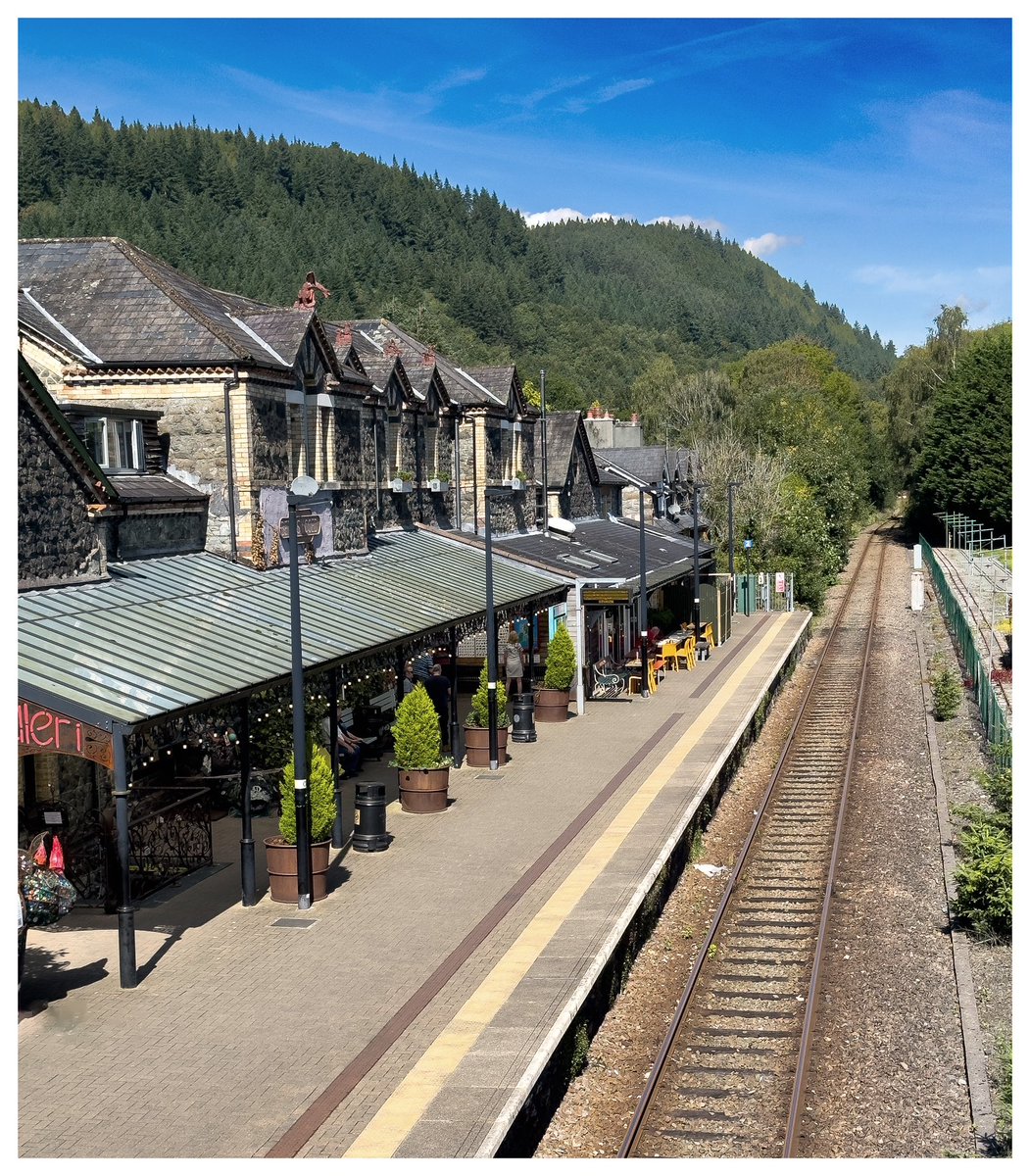 Gorsaf #BetwsYCoed Station - home to all the world’s wasps 😉👀 #Conwy #Cymru #Wales