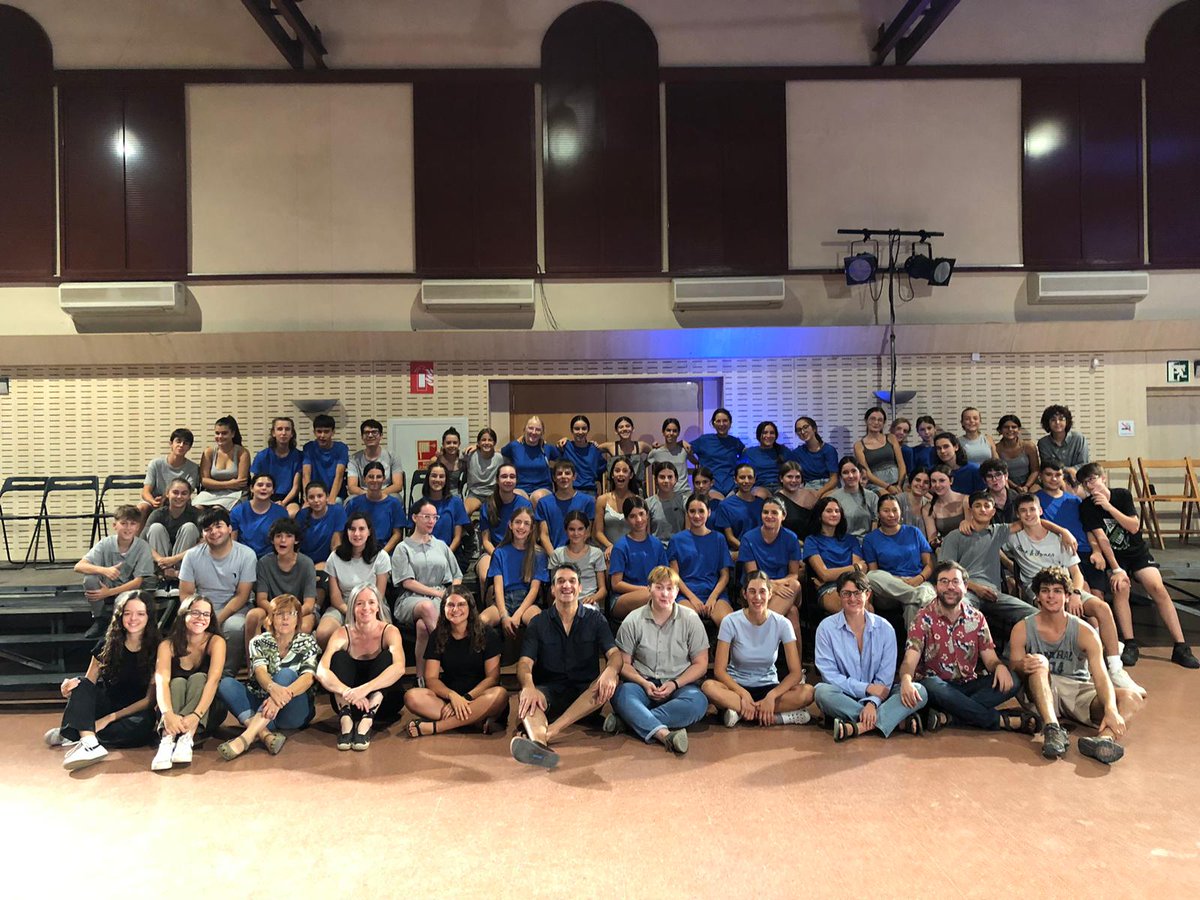 BLAU s'ha acabat, però esperem que sigui una petita llavor.

Des de l'Olla Expressa volem donar les gràcies a les persones que ens han ajudat a fer-ho possible! 

I, sobretot, a les persones que surten a les de les fotos i a vosaltres, per venir a veure BLAU!