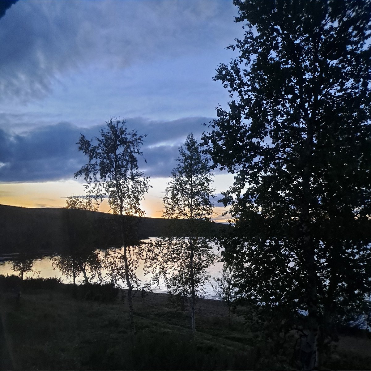 Iltamaisema Utsjoella Mantojärven rannalla. Kuin sadusta.