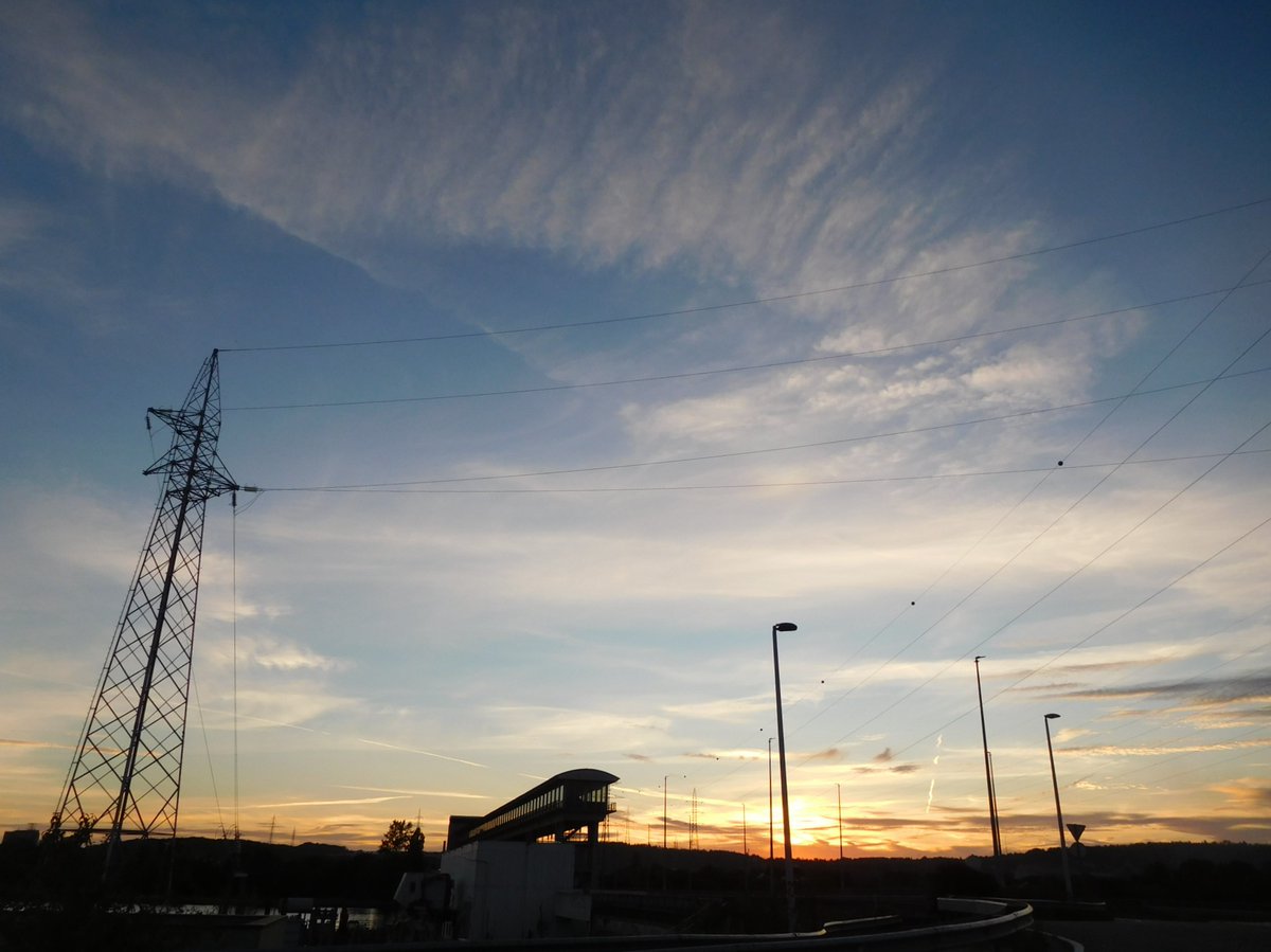 G7KVE's tweet photo. This evening's sunset sky in Lixhe.
@WessexWeather @EngineerLondon @pylonofthemonth @hoogspan
#鉄塔 #hydrotower #pylôneélectrique #torreeléctrica #pylongram
https://t.co/00bFHXK9zU https://t.co/hr0VtXhX8L