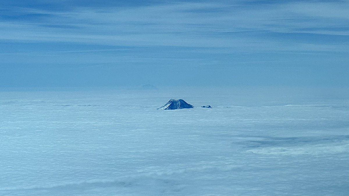 RyanVoutilainen's tweet image. Camera was having difficulty focusing thru the glass but a #MtBaker/#KomaKulshan peaking through the #altostratus deck on our descent to #Vancouver #BC’s @YVRairport aboard @AirCanada flight #AC839 from #FRA to #YVR 11a

#ShareYourWeather #ShareYourTravels #YVRwx #BCwx #YVR #WAwx