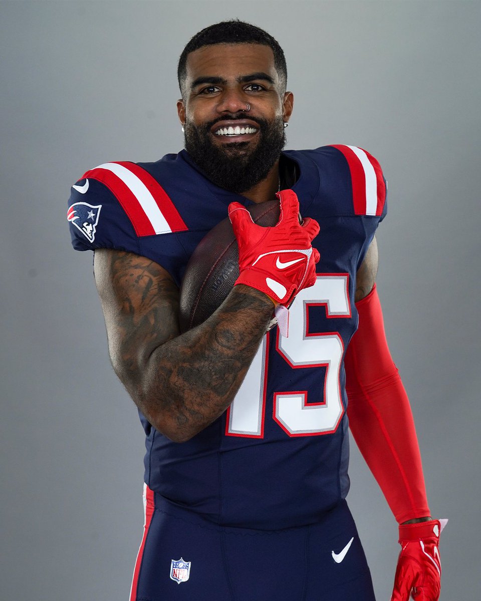 NFL's tweet photo. New season. New England. Same Zeke. (via @Patriots) @ezekielelliott https://t.co/oe17WkQkWj
