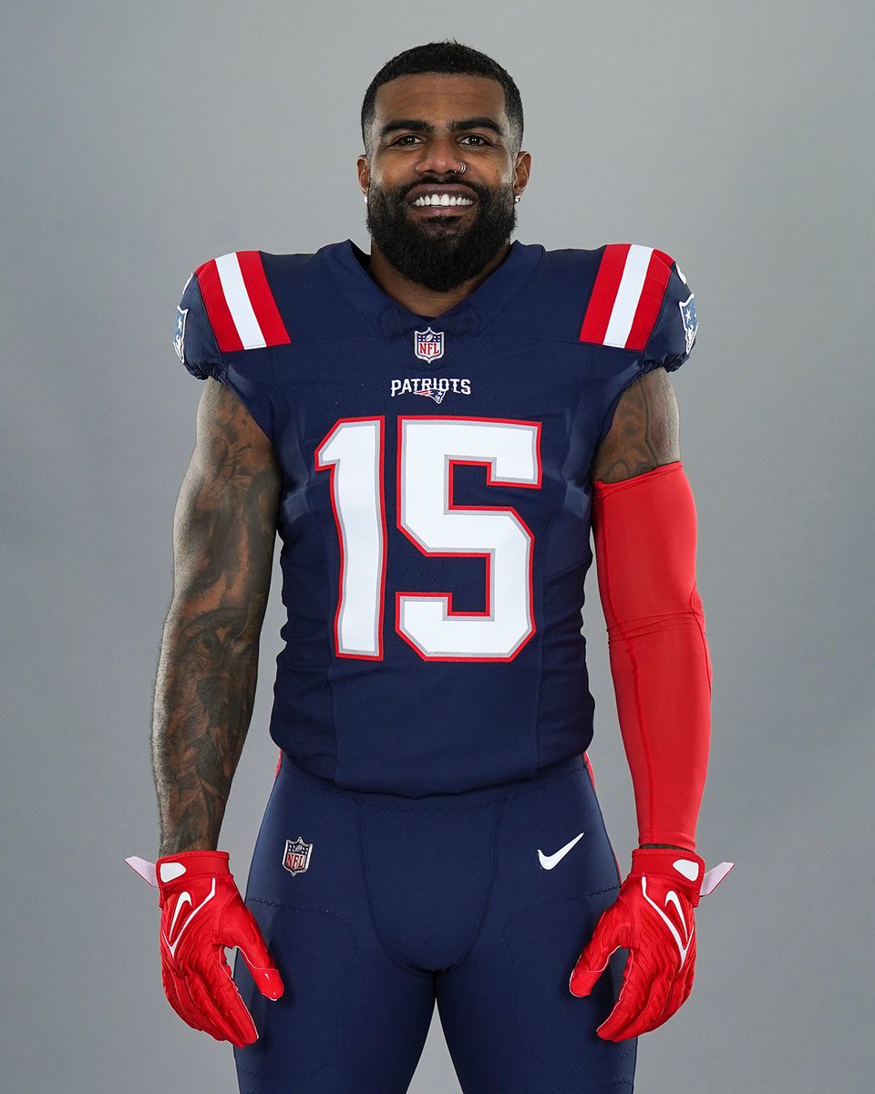 NFL's tweet photo. New season. New England. Same Zeke. (via @Patriots) @ezekielelliott https://t.co/oe17WkQkWj