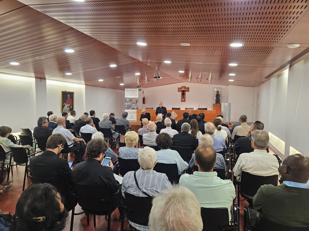 BisbatTerrassa's tweet photo. El 4 de setembre el #BisbeSalvador ha entregat els nomenaments al nou rector del #Seminari, càrrecs pastorals i delegats generals i episcopals en el #Bisbat de Terrassa. https://t.co/5pmBANeMBD