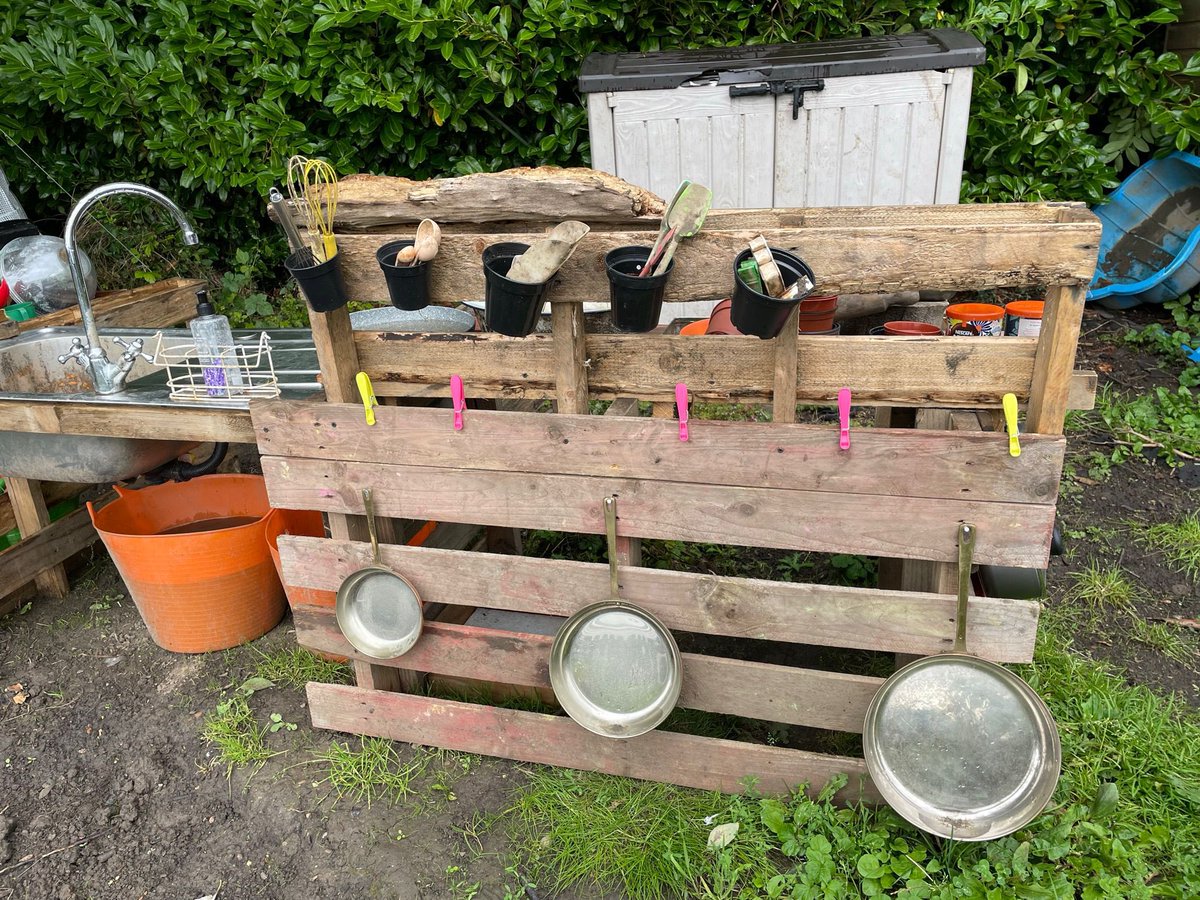 AMBERLEYPRIMARY's tweet photo. #Itsnearlytime….
Miss Lewis &amp; Mr Culyer have given their time this summer adding to and improving our forest school provision. We can’t wait to get our pupils in there and exploring! #forestschool #outdoorlearning #wellbeing #newbeginnings @AmberleyForestS 🌱🪴🌳♻️ https://t.co/EFCNgT6vSg