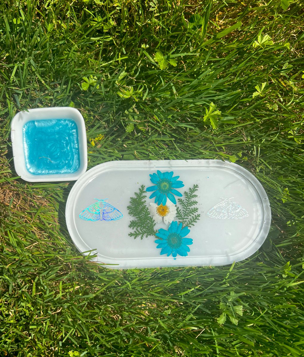 Our “Floral Ocean Dream” mini smoke set is now available!🩵🌿🪰

Comes w/: 
One(1) mini rolling tray 
One(1) mini ash tray 

DM to purchase✨
#resinart #reainartist #resinashtray #resinrollingtray #rollingtray #ashtray #420community #trinkettray #giftideas #supportsmallbusiness