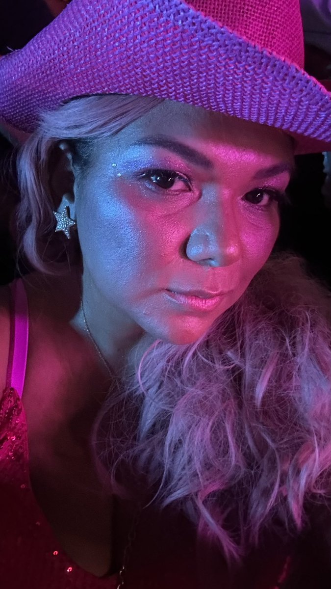 mayella84's tweet photo. QUE NOCHE TAN CHIMBA!!!!!! @karolg gracias por esta noche inolvidable para mis hijas, mi mamá, mi mejor amiga @celestesirica y para mi! La mejor terapia 🌈💕 https://t.co/thBWhC9Ges