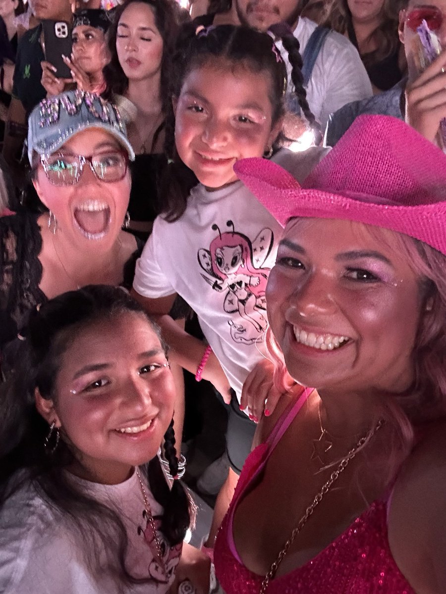 mayella84's tweet photo. QUE NOCHE TAN CHIMBA!!!!!! @karolg gracias por esta noche inolvidable para mis hijas, mi mamá, mi mejor amiga @celestesirica y para mi! La mejor terapia 🌈💕 https://t.co/thBWhC9Ges