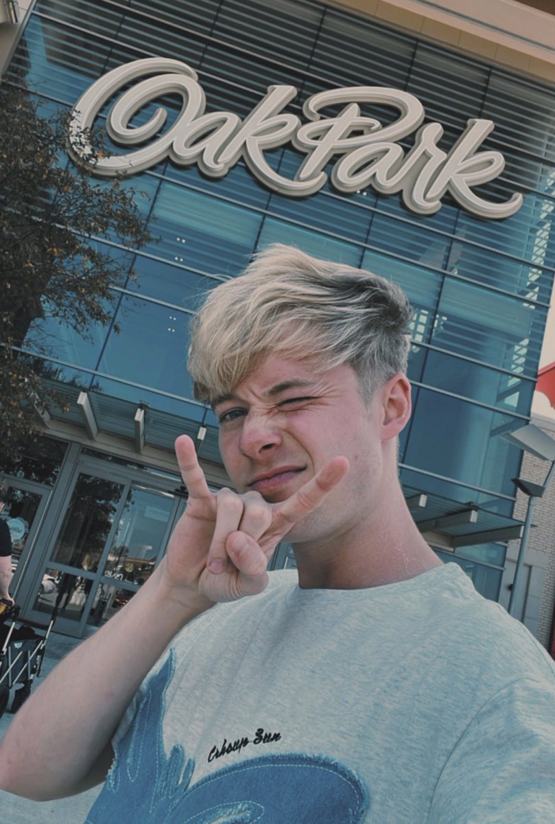 SamGolbach's tweet photo. found the original ban notice from the mall we used to do vines at…

but went for a visit since we’re in it 🤷🏼‍♂️ https://t.co/1MvN7msbox