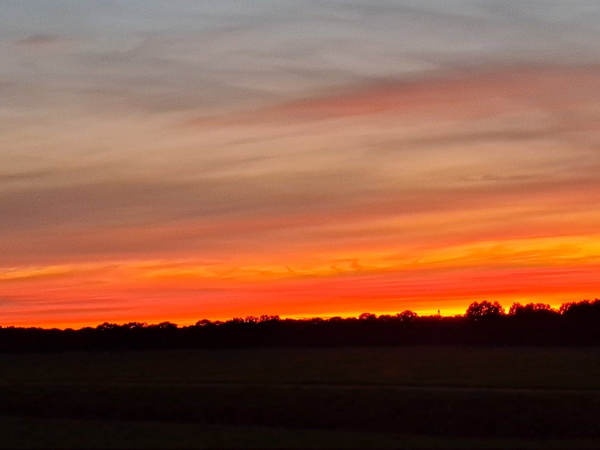 The sky is on fire. Wat een mooie zonsondergang.