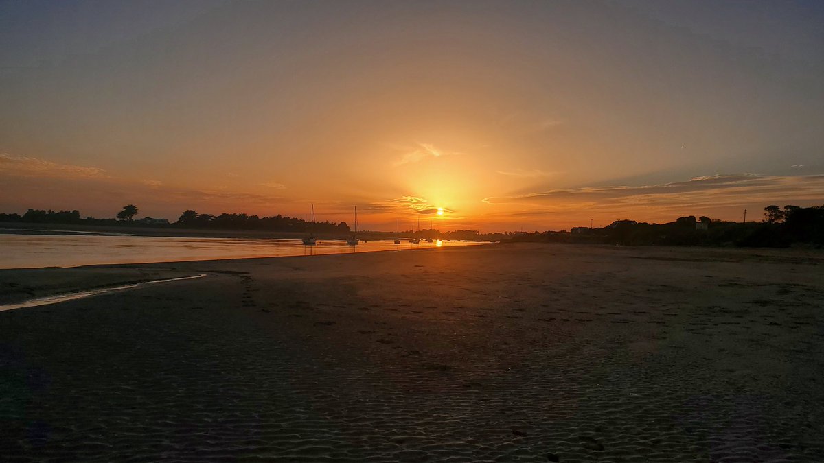 RushTourism's tweet photo. Beautiful start to the week in Ros Éo☀️💙
#Rogerstown #Rush https://t.co/K6uOM7hsS7