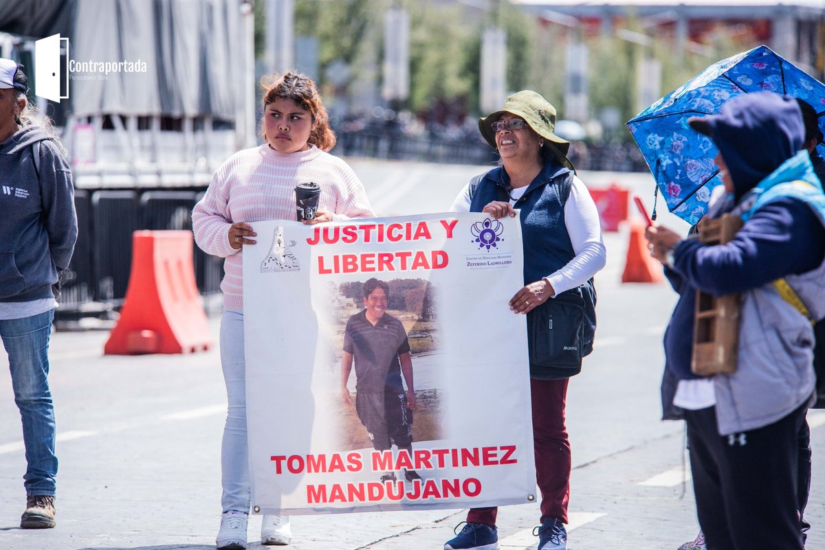 Contraportada4's tweet photo. Se manifiesta colectivo Haz Valer Mi Libertad durante el sexto #InformeDeGobierno de Alfredo Del Mazo, un fuerte dispositivo de seguridad resguardo los accesos del Palacio de Gobierno del #Edomex https://t.co/3v3QY0YIov