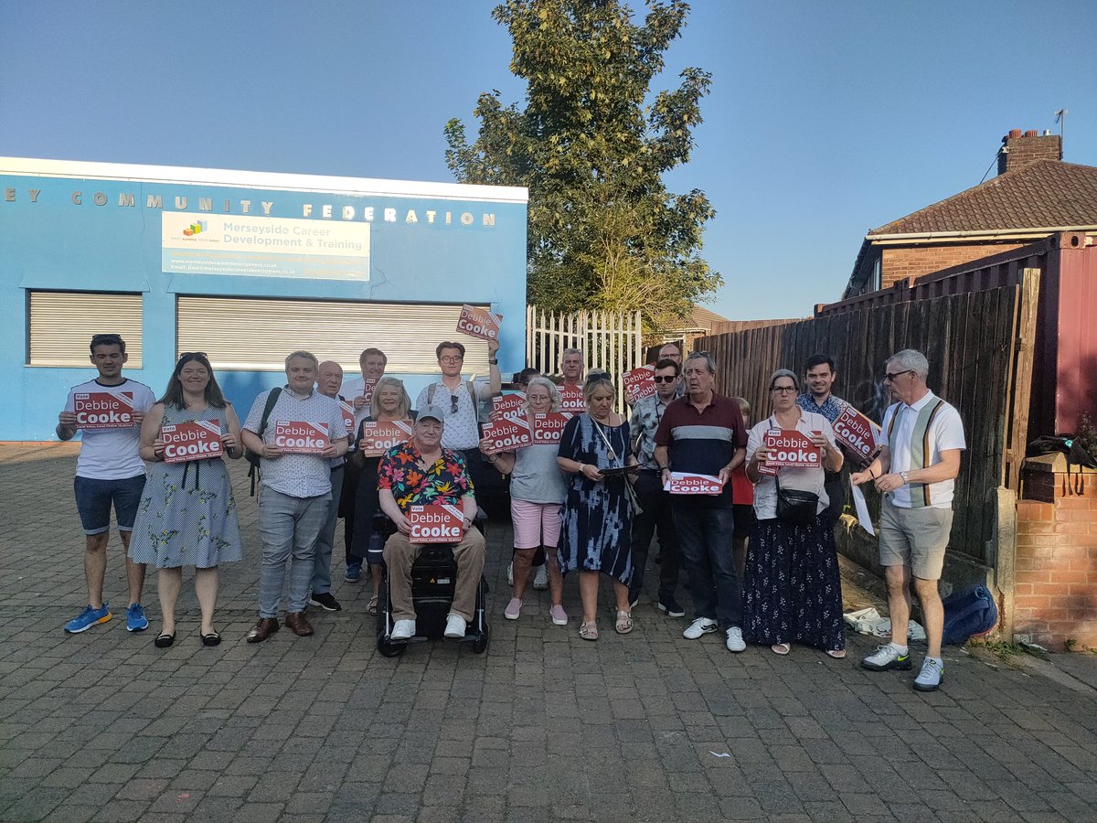 William_OldSwan's tweet photo. What a beautiful 🌞 day even got my flower teashirt out (can only get away with it on a hot day) for  #FazakerleyEast excellent response on the #LabourDoorStep for our local  @LiverpoolLabour candidate @DebbieCookeFaz for the by-election #LocalVoiceLocalChoice 🌹#VoteLabour https://t.co/GtuKsVlBjS