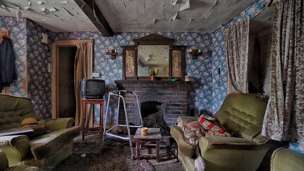 AdamMarkExplore's tweet photo. ABANDONED HOUSE WITH EVERYTHING LEFT INSIDE! OLD FAMILY HOME LEFT TO DECAY AT THE ROADSIDE!
https://t.co/HBL9FsavQi https://t.co/jMUlA2BBVW