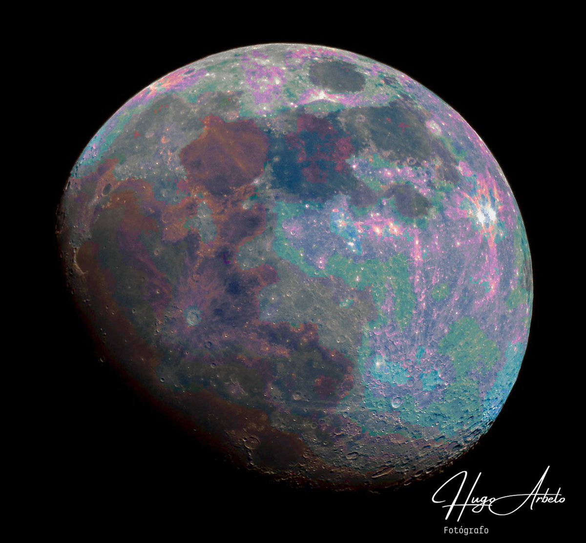 hugoasphoto's tweet photo. La Luna mineral, foto procesada con Photoshop para obtener los colores, cada color corresponde a un mineral presente en la superficie de la Luna.

#moon #luna #astrofotografia #astronomia #astronomy #astronomía #astronomer #foto #fotografianocturna #fotografia #photography #photo https://t.co/qQz9uY9w7I