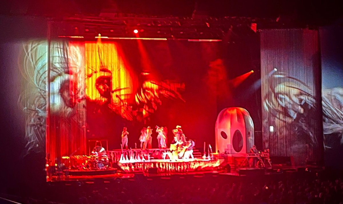 notedetengas's tweet photo. Salvaje el montaje y el show de #bjork en su paso por #Madrid https://t.co/SL7NFH8cjt