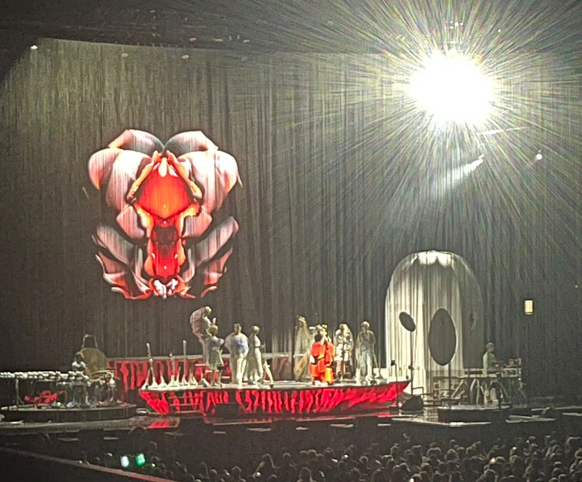 notedetengas's tweet photo. Salvaje el montaje y el show de #bjork en su paso por #Madrid https://t.co/SL7NFH8cjt