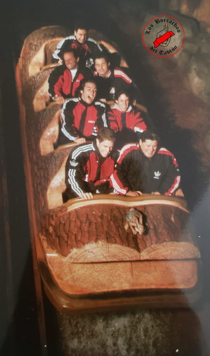 schlenkeralan's tweet photo. En 1996 Los Borrachos del Tablón fuimos a “Tokio Disneyland” vestidos con los conjuntos de River. Cómo no existían las redes sociales la gente nos rodeaba creyendo que éramos los jugadores…
Estuvimos varias horas firmándoles autógrafos. No imaginan la felicidad de los japoneses. https://t.co/XAQsH4Amkx