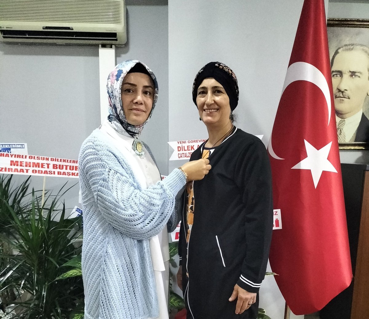ak_kastamonu's tweet photo. Rozetlerini büyük bir gururla taktığımız Nebahat Seki, Zehra Uzun ve Havva Nur Akcaoğlu büyük @Akparti Ailemize katıldı.

Yüreği bizimle olan yeni üyelerimize hoşgeldiniz diyoruz.
Teşekkürler #Kastamonu
#KadınlarlaBüyükTürkiyeYolunda
@aysekesir @ElifYesimAraz1
@gulsum_koylu37 https://t.co/4d6tD6nXfQ