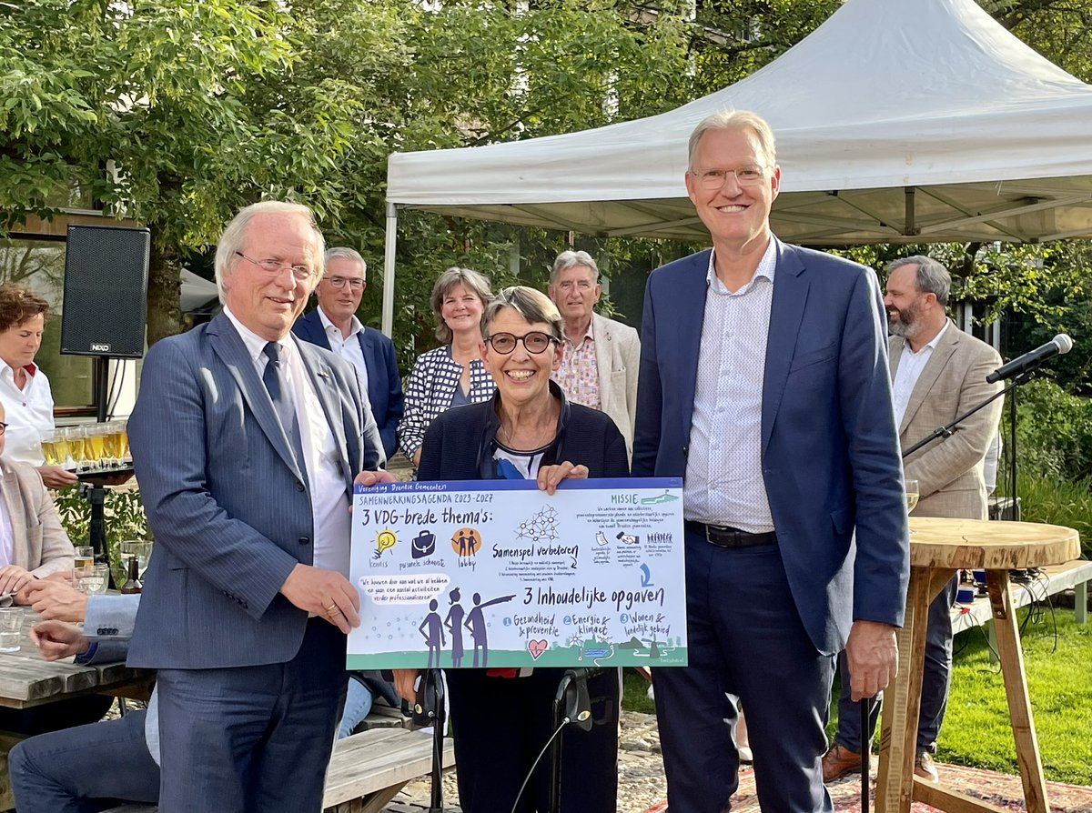VDGdrenthe's tweet photo. De Drentse bestuurders van provincie, waterschappen en gemeenten trapten samen het bestuurlijk jaar af met een BBQ. VDG voorzitter @JagerRikus deed samen met @gjtenbrink  een handreiking richting het nieuwe college van GS van @ProvDrenthe voor meer samenwerking. https://t.co/ttcS1naGcf