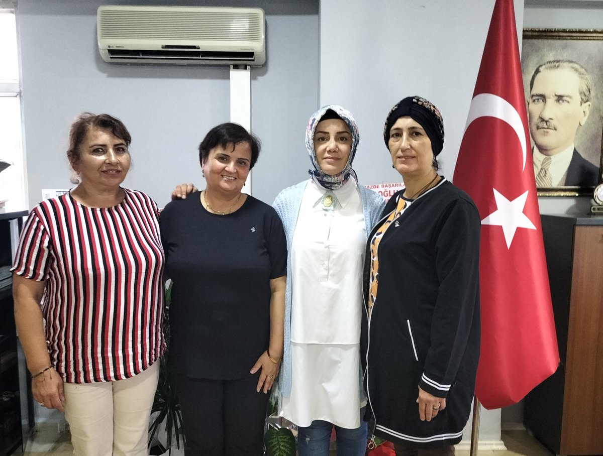 ak_kastamonu's tweet photo. Rozetlerini büyük bir gururla taktığımız Nebahat Seki, Zehra Uzun ve Havva Nur Akcaoğlu büyük @Akparti Ailemize katıldı.

Yüreği bizimle olan yeni üyelerimize hoşgeldiniz diyoruz.
Teşekkürler #Kastamonu
#KadınlarlaBüyükTürkiyeYolunda
@aysekesir @ElifYesimAraz1
@gulsum_koylu37 https://t.co/4d6tD6nXfQ