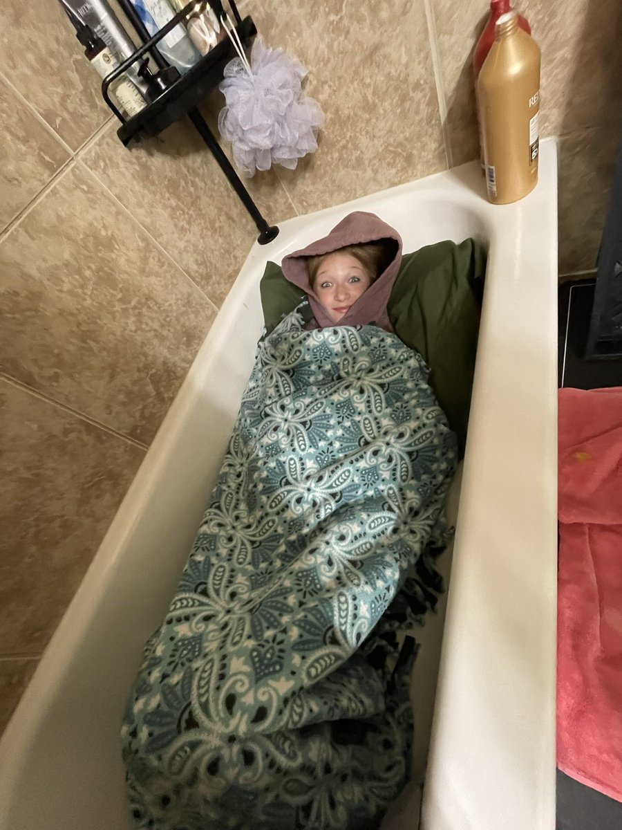 clamiiiii's tweet photo. love the tub https://t.co/fFZQ0HCX65