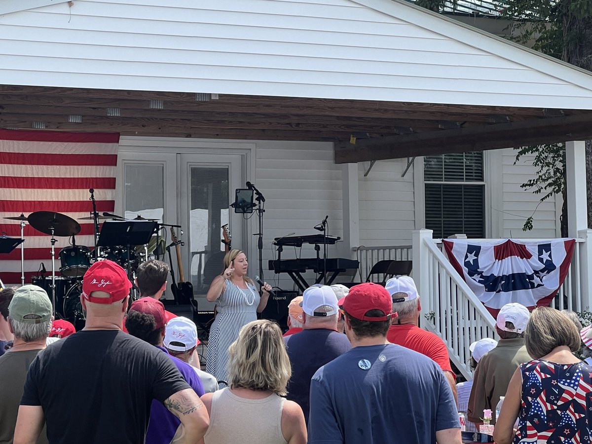 WhitsonOEmory's tweet photo. Governor @GlennYoungkin brings the #SpiritOfVirginia to Suffolk for Delegate @BrewerForVa!
#WonWithGlenn #EmilyForSenate #LeadRight ๐บ๐ธ https://t.co/1Uo1QmDHuh