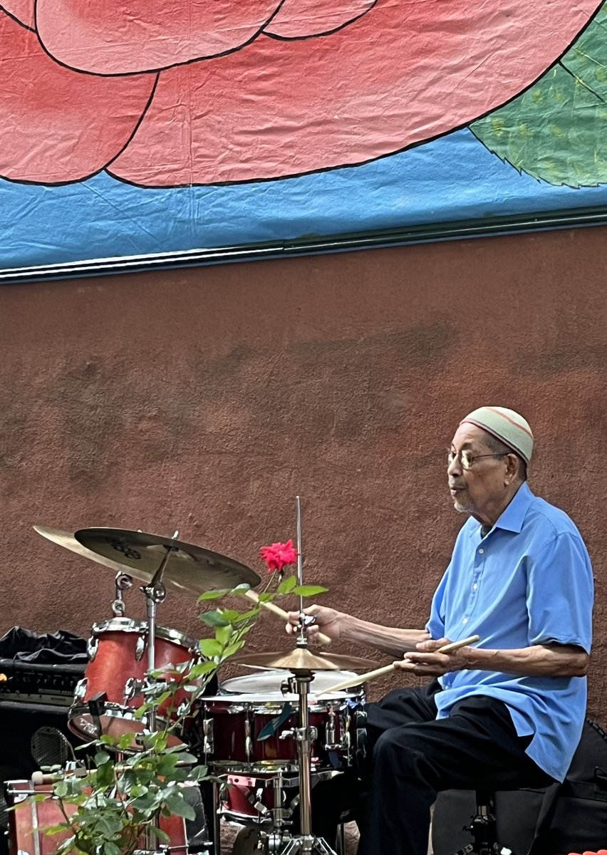 nycjazzrecord's tweet photo. TNYCJR Sep. issue Cover Story, near-nonagenarian Warren Smith brings trio (Rod Williams-keyboard, @hilliardg-bass) to @artsforart InGardens concert series at Children’s Magical Garden. Smith looks like he’s aged maybe a year in the last two decades and he hasn’t lost a beat! https://t.co/BFHKhHYHLg