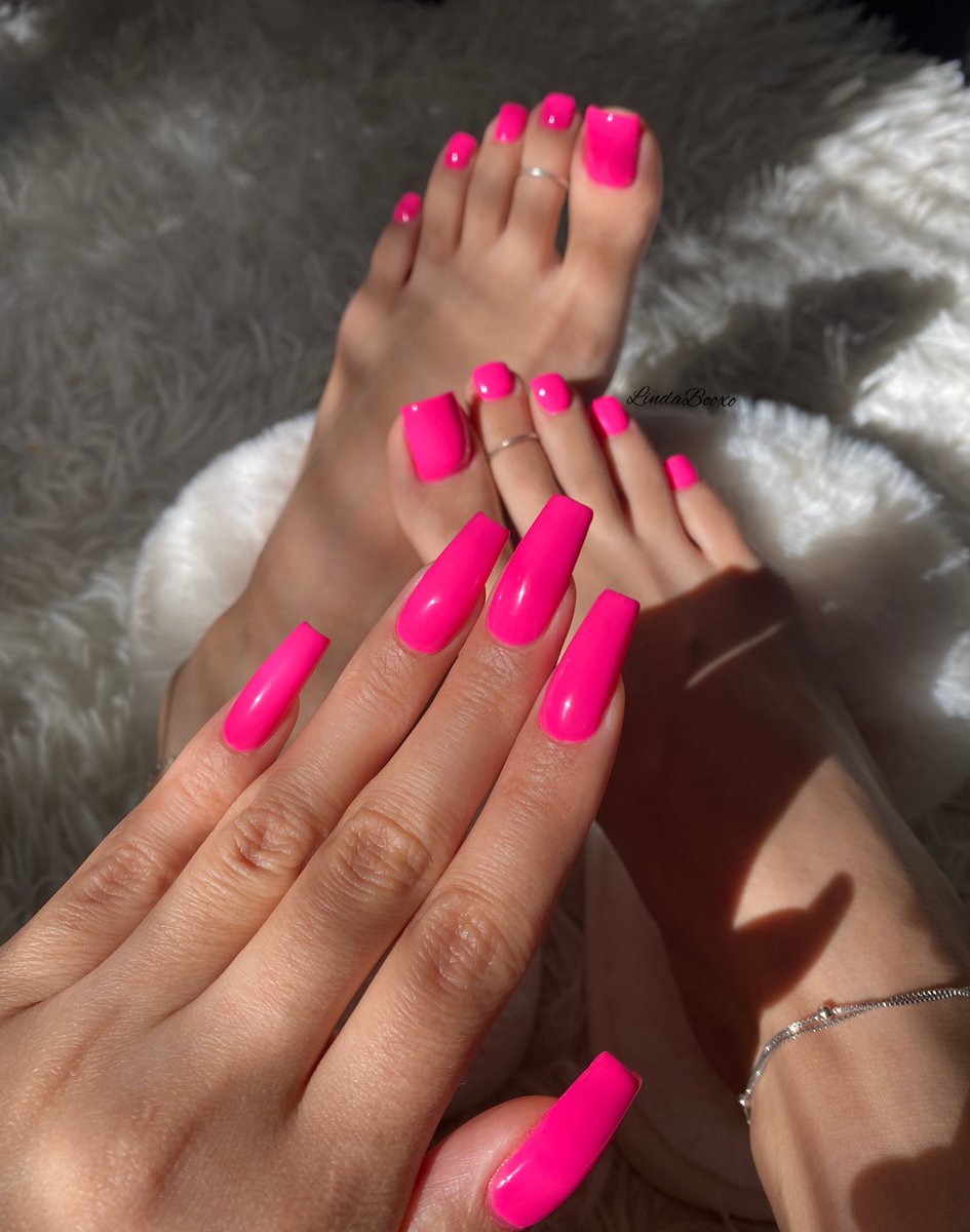 LindaB0o's tweet photo. Pretty nails &amp; toes >>> 💕 https://t.co/dmgg4eoj1I
