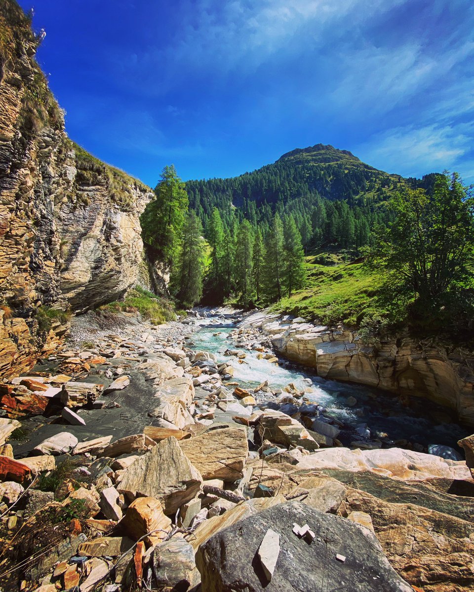 Berit Schwichtenberg (@iamschwib) on Twitter photo Last field trip of the season has begun 😎 This week we are mapping with Bachelor students in Graubünden. September and our Italian host treat us very well 🫶🏻 <a href="/geologyUniBern/">Institute of Geological Sciences, Uni Bern</a> #fieldwork #mountainoffice Last field trip of the season has begun 😎 This week we are mapping with Bachelor students in Graubünden. September and our Italian host treat us very well 🫶🏻 <a href="/geologyUniBern/">Institute of Geological Sciences, Uni Bern</a> #fieldwork #mountainoffice