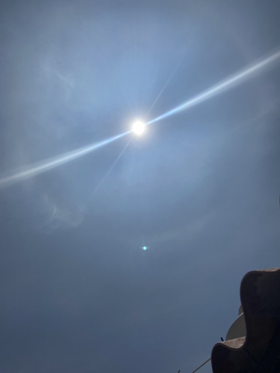 webcamsdemexico's tweet photo. Desde Cuautitlan Edomex ya casi no hay Halo Solar pero sigue el punto azul a un lado …que es ? 

Vía: @kikepillin.
https://t.co/id2H2hr4LK