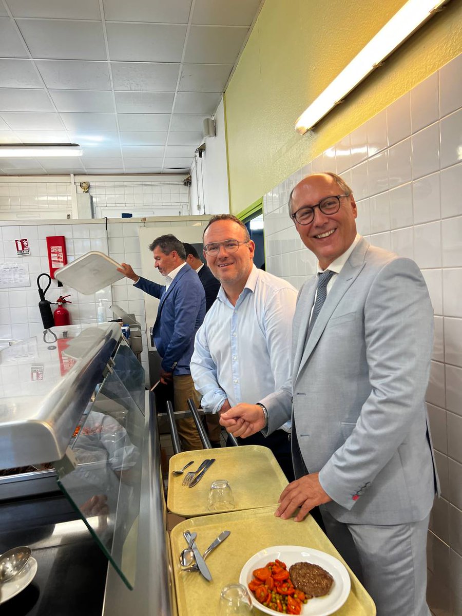 damienabad's tweet photo. À l'occasion de la rentrée scolaire, j'étais aux côtés de nos collégiens, du personnel éducatif et de nos agents d'entretien et de restauration, avec notre Président du Département. Échanges et déjeuner à la cantine du collège @Departement_AIN https://t.co/MJuHh3SFGc