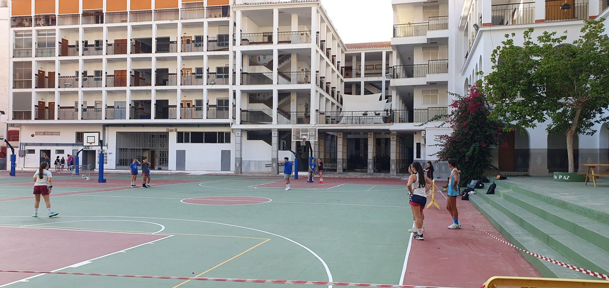 Décadas después, volvemos a los orígenes!!! Qué recuerdos de alumno, jugador y entrenador! 
Un rato allí y saludé a mucha gente.
Gracias <a href="/JVivesB/">Javi Vives</a> y <a href="/cdMaristasMlg/">Club Maristas Málaga</a> por su acogida a mi hija en su nuevo club de Baloncesto. Será una temporada magnífica seguro. ¡Hala Maristas!