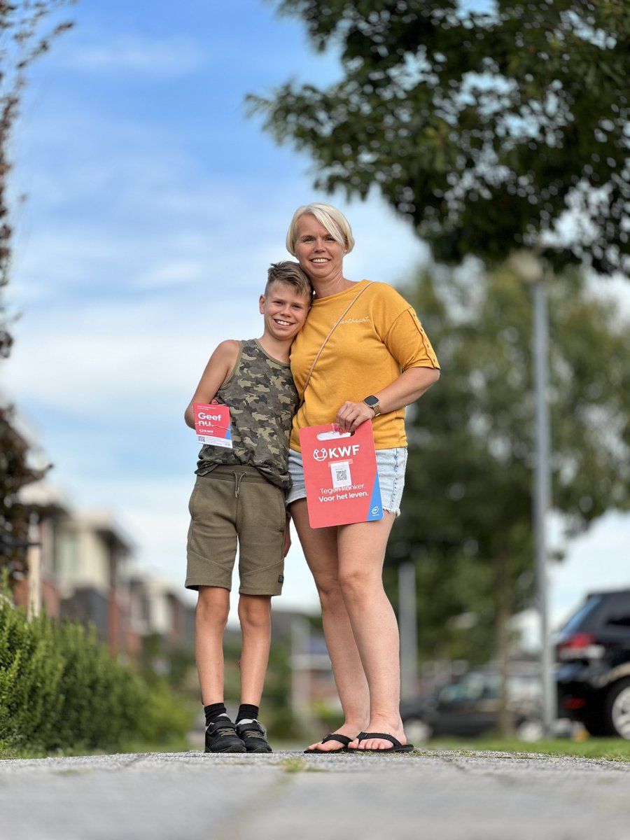 Rianda d’r moeder en stiefvader hebben afgelopen jaar de strijd verloren.

Daarom loopt zij met haar zoon Fedde in #Enkhuizen de KWF Collecteweek.

m.kwf.nl/c/geef-aan-kwf…

<a href="/kwf_nl/">KWFKankerbestrijding</a> <a href="/GemEnkhuizen/">Gemeente Enkhuizen</a> #EnkhuizenIsLeuk