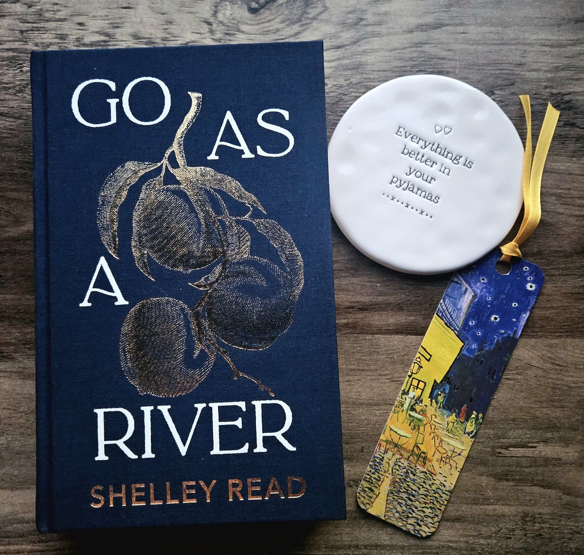 ✨️GIVEAWAY✨️

RT, like &amp; follow for your chance to win this exclusive signed &amp; numbered #GoldsboroBooks edition of Go As A River + bookmark + coaster 

Closes Sunday 10th at 5pm. UK only please

Good luck! 💚