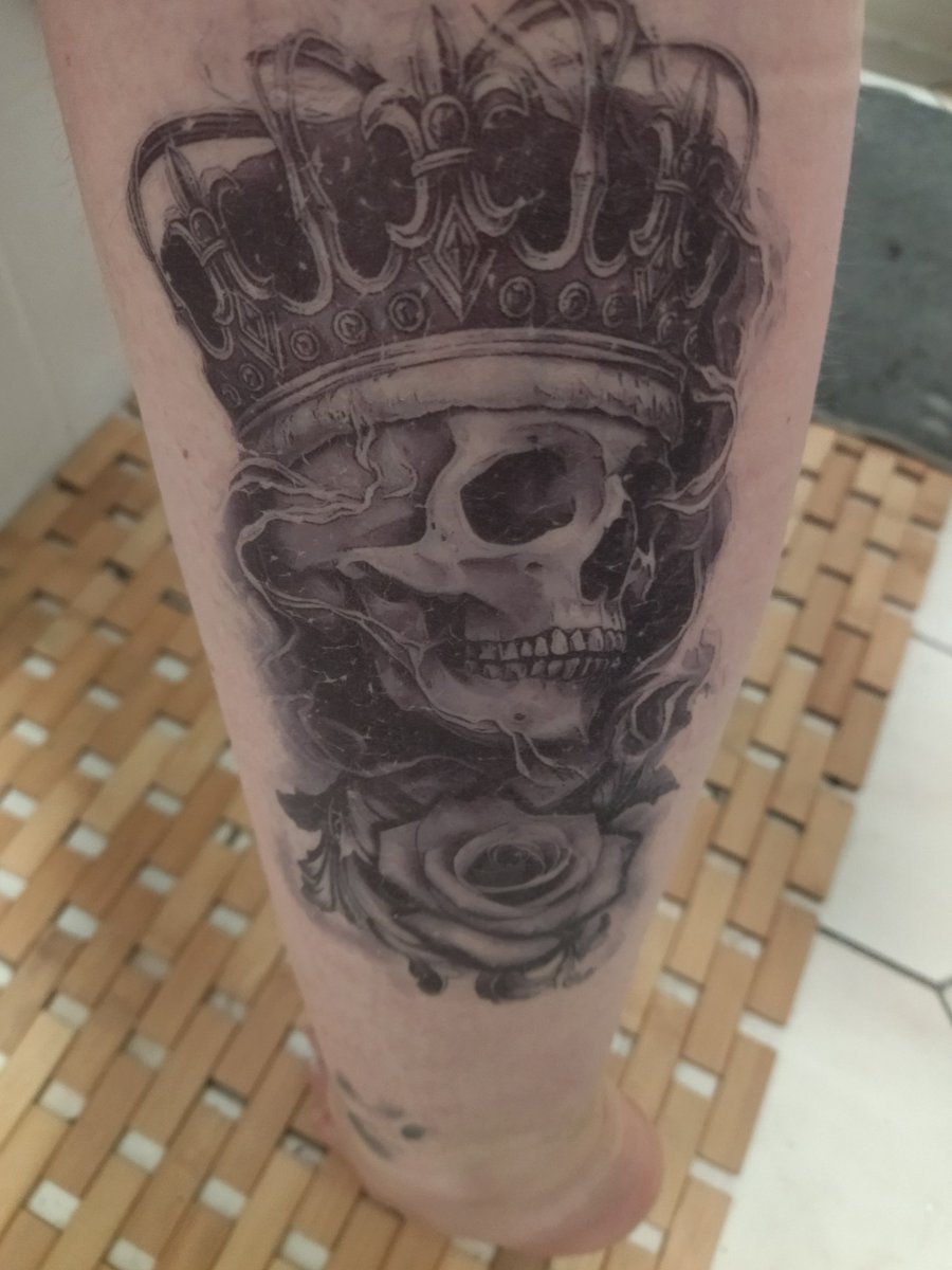 adora_winter's tweet photo. Wenn das Fake Tattoo vom #demigottlarp sogar die Badewanne und Duschen überlebt! 
Wie krass bleibend ist das bitte!? Und was will es mir sagen?! https://t.co/F08A0okYI0
