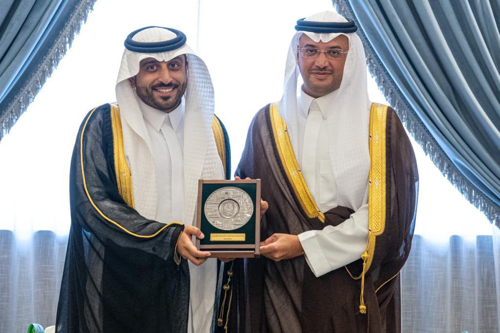 AlmulhimEB's tweet photo. | تــكـريـم | :

كرّم صاحب السمو الملكي الأمير سعود بن طلال بن بدر آل سعود - محافظ الاحساء حفظه الله مجموعة ناصر الملحم وذلك لقيامها بشراكة مجتمعية مع أمارة الأحساء في برنامج تظافر  تحت مظلة وزارة الموارد البشرية والتنمية الاجتماعية. 

هذا وقد مثل المجموعة ابن العم فهد بن ناصر آل ملحم.

#أسرة_آل_ملحم
