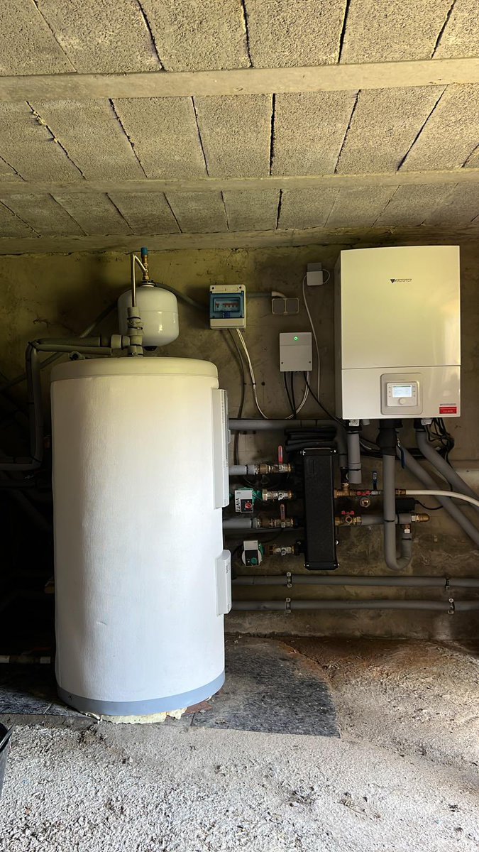 AsturconSat's tweet photo. Cada vaz más gente se suma a la #eficienciaenergetica de la mano de Junkers-Bosch. Bomba de Calor Supraeco Hydro para producir ACS y calefacción. Máximo #ahorro y #confort
@junkers_es @BoschHC_DE https://t.co/KCfvXO7QMg