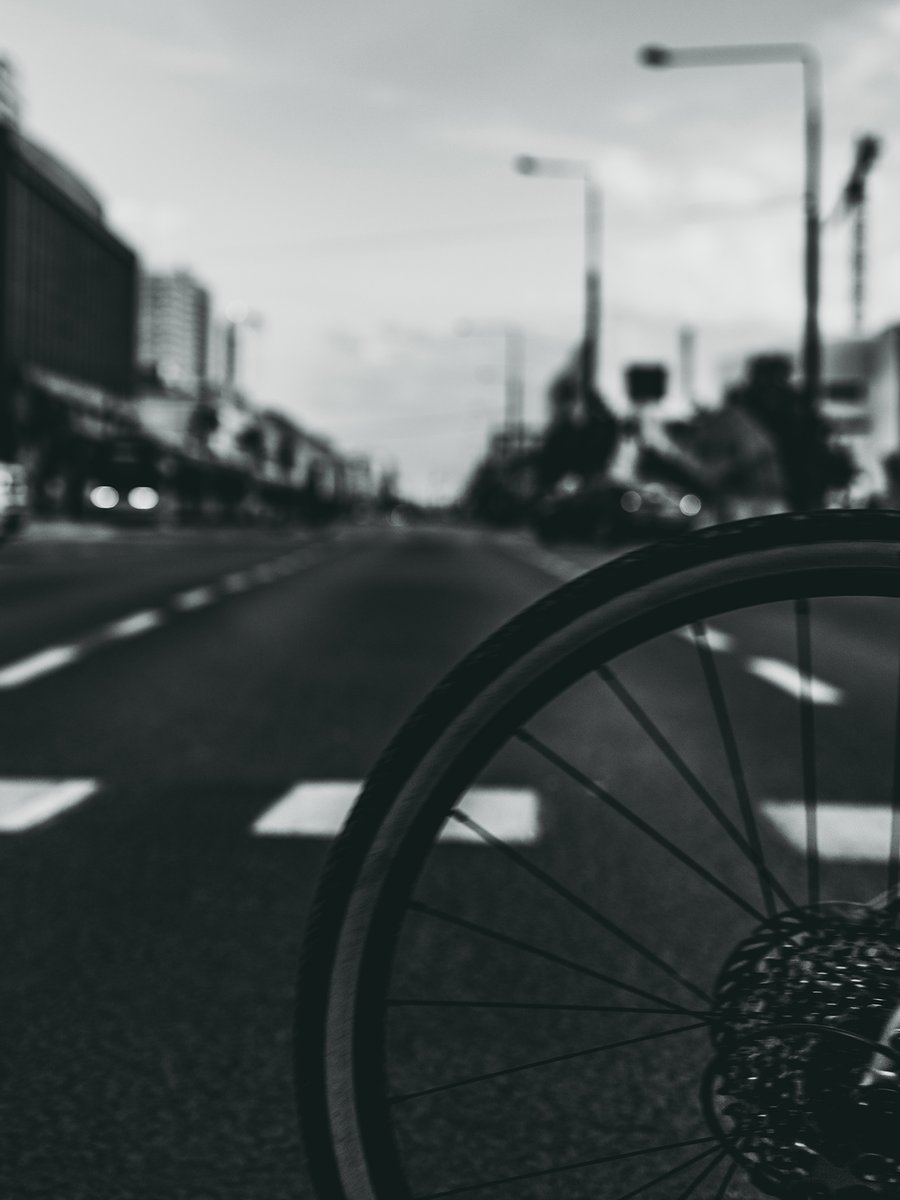 cycling sketches                                                                                                          
#streetphotography #bnwpoland #bnwphotography #blackandwhitephotography #bnwmood #cycling #raw_streeet #moments_in_bnw #streetsnaps #streetphotographer #momo