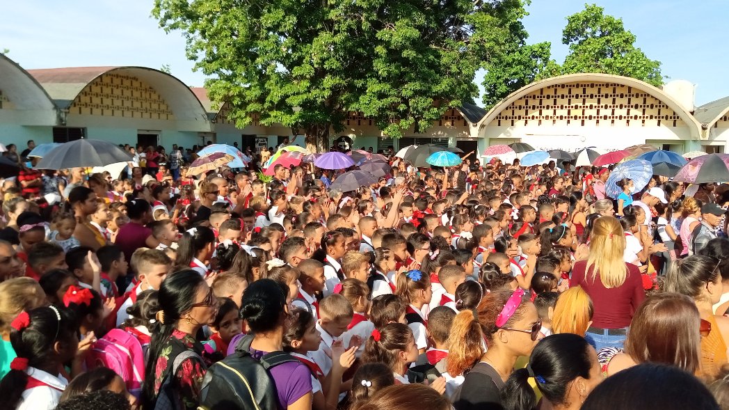 Inicio del curso escolar en el Seminternado Luís Ángel Rodríguez Muñoz de #Manzanillo en la #ProvinciaGranma 
#Cuba
#NuevoCursoEscolar
#EducaciónManzanillo
#155DeRevolución
#155DeLaDemajagua
#PirGranmaLoMejor
@RadioGranma